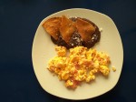 Huevos revueltos con jamón - scrambled eggs with ham and fried beans.