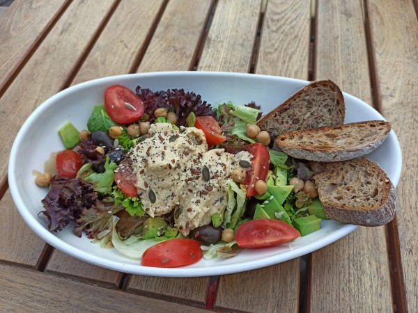 Vegan energetic bomb - hummus & avocado salad - recipe