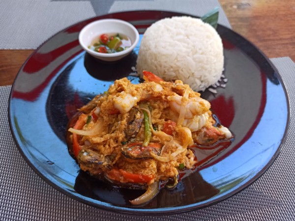 Stir-fried seafood in a yellow curry