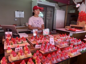 Ninenzaka and Sannenzaka - strawberries, mochi and matcha desserts in Kyoto's Best Old Streets