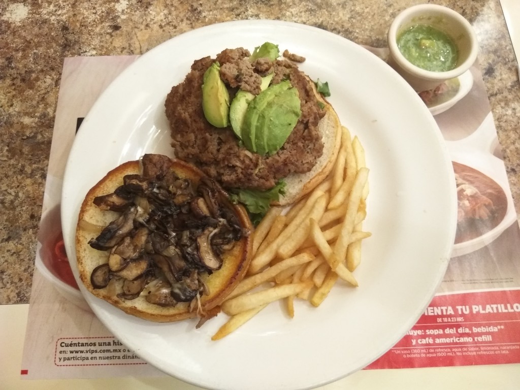 Hamburgesa Champions - Hamburger with beef, fried mushrooms, gouda cheese, avocado and salsa habanero.