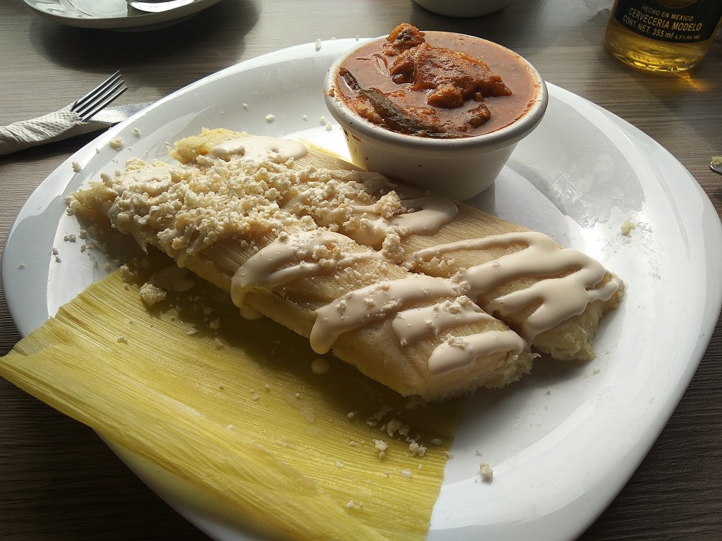 Huchepos con carne de puerco, salsa, crema y queso.