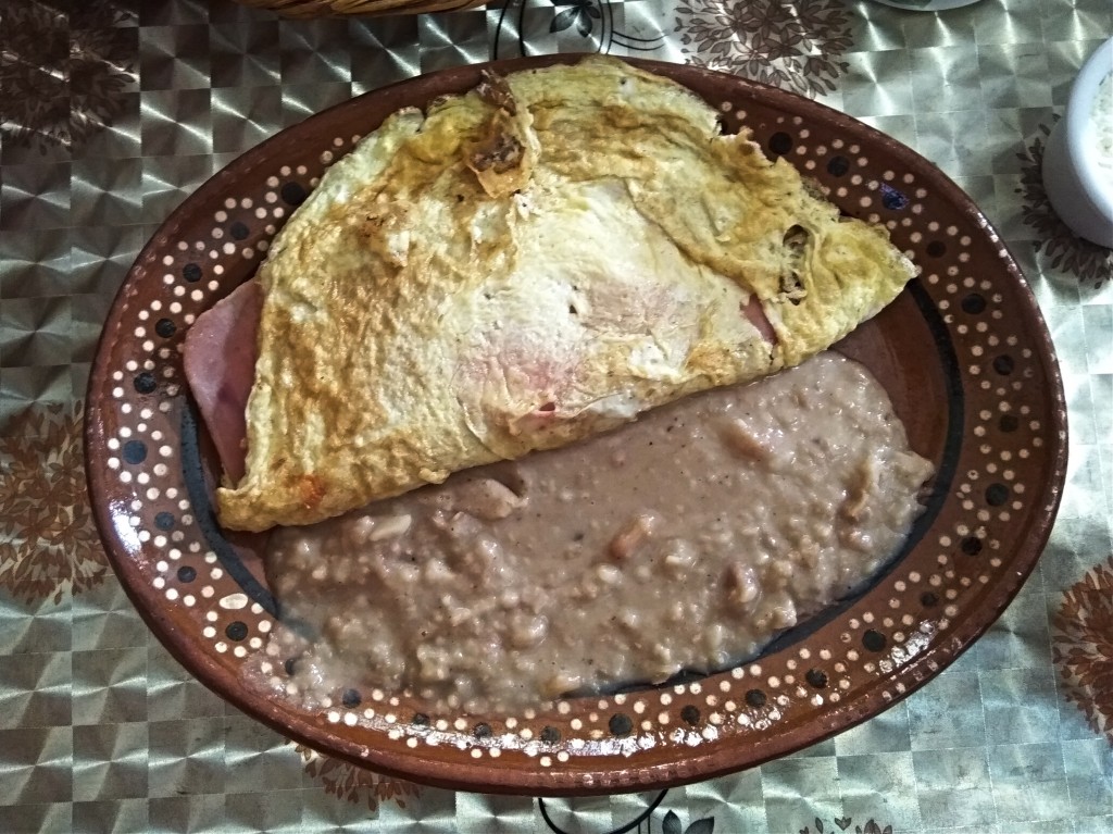 A Mexican breakfast with an omelet. Omelet with ham and cheese - Mazatlán.