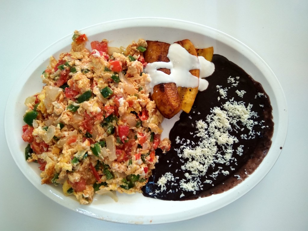 Huevos revueltos a la Mexicana con platanos fritos y frijoles.