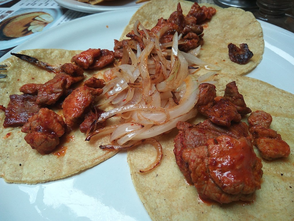 Tacos con carne adobada.