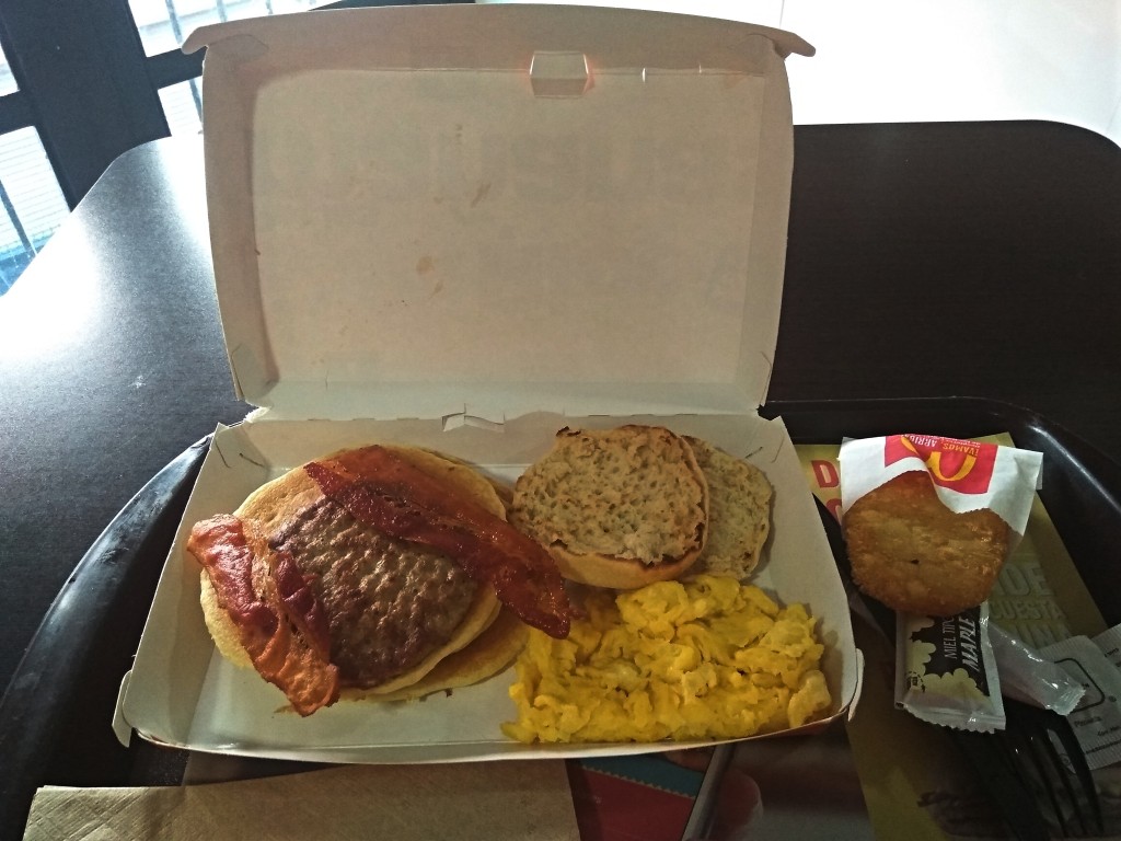 McDonald's Desayuno DeLux – huevo, esponjositos hotcakes, papa hashbrown, muffin, salchicha y tocino - scrambled eggs, pancakes, potato hashbrown, muffin, bacon and saussage.