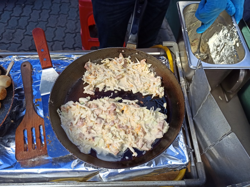 Home-made Osaka-style okonomiyaki with prawns and bacon - a step-by-step recipe