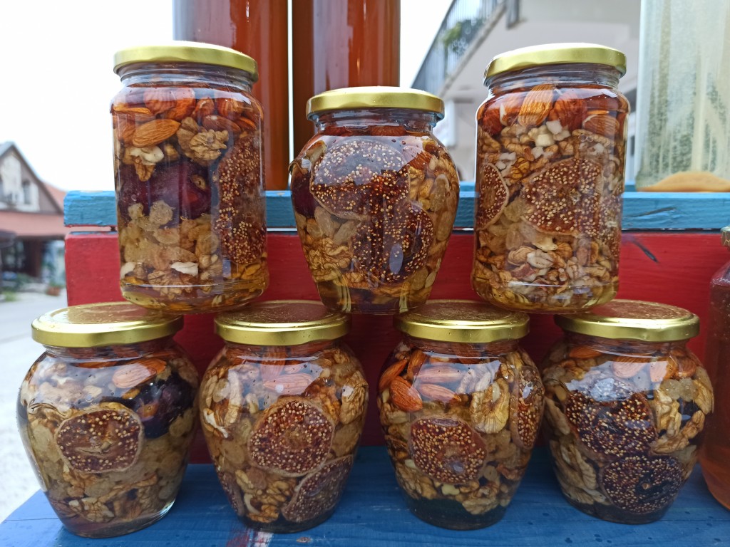 How to make a home-made honey with nuts?