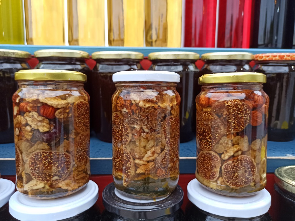 How to make a home-made honey with nuts?