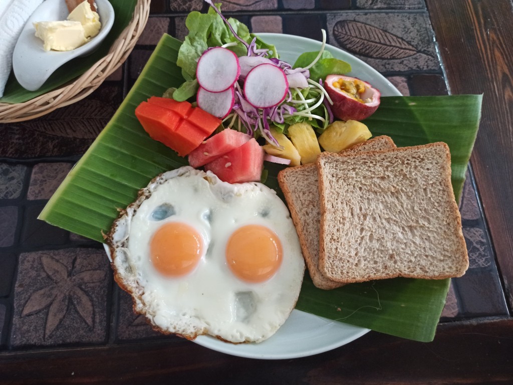 What to eat before a jungle trek in Thailand? 7 top breakfast sets before trekking in Thailand - Poached or scrambled eggs with toasts, vegetables and fruits