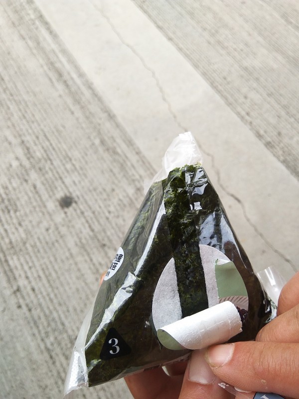 Unpacking an onigiri.