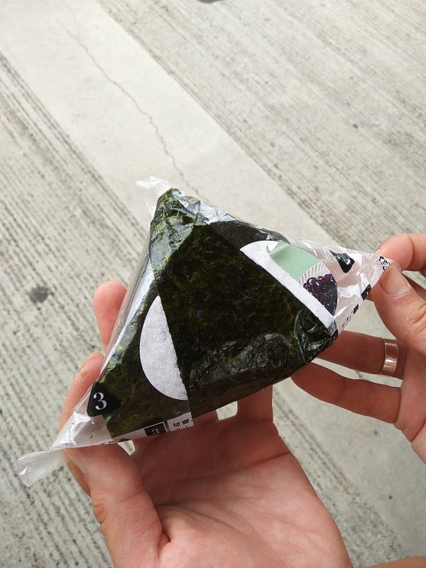 Unpacking an onigiri.