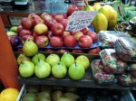 Take with you juicy fruits that are not packed in any plastic bag or box - apples, water apples, pears, plums or carambola