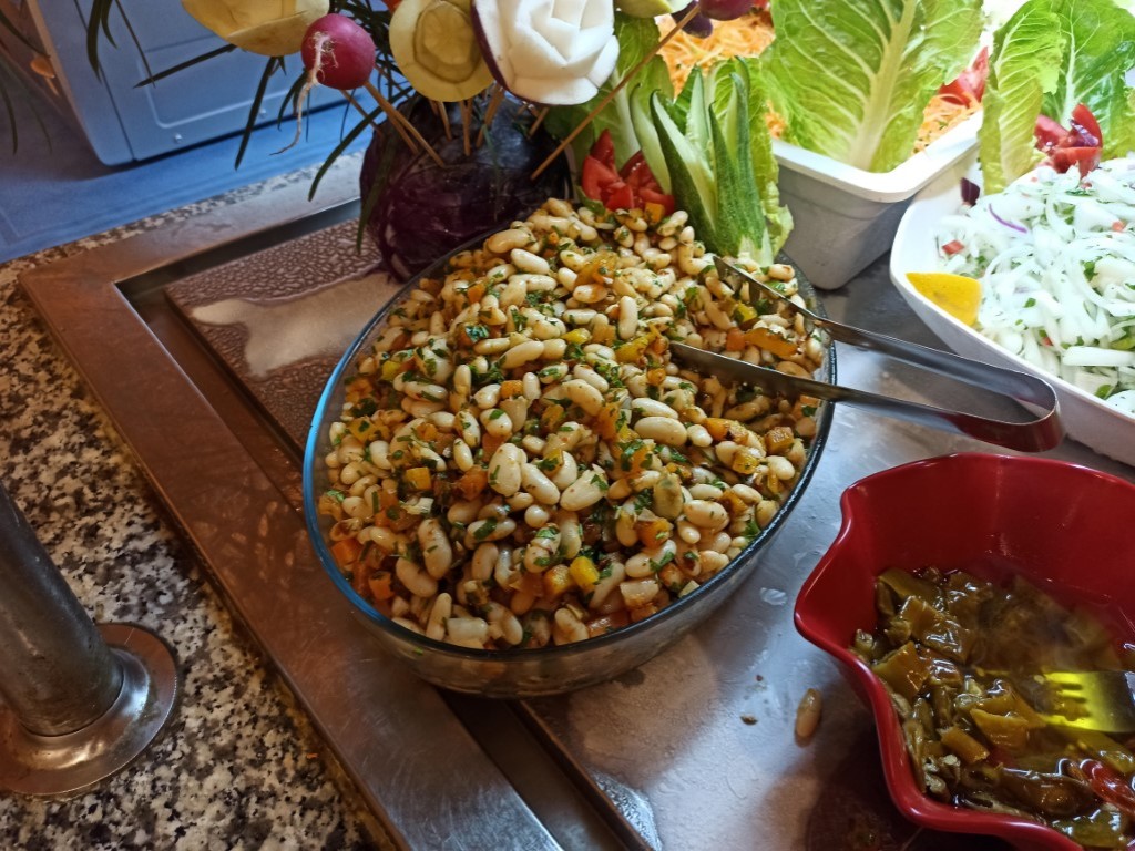 White beans with parsley and bell pepper