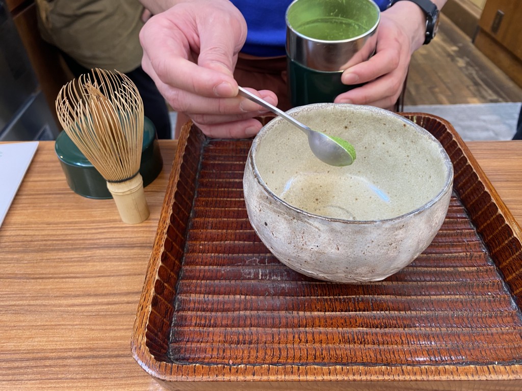 Measure an appropriate amount of the tea powder