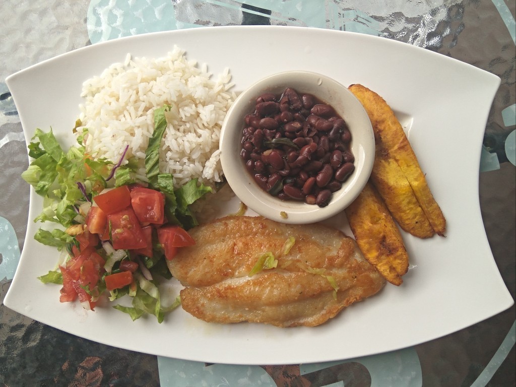 Casado con pescado a la plancha - casado with fried fish - Costa Rica Casado con pescado a la plancha - casado with fried fish - Costa Rica