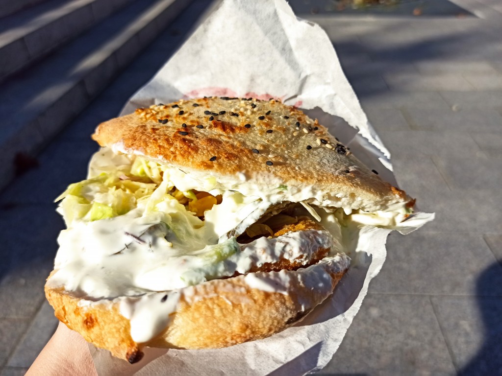 Romanian Cheeseburger - Caș burger Romanian Cheeseburger - Caș burger