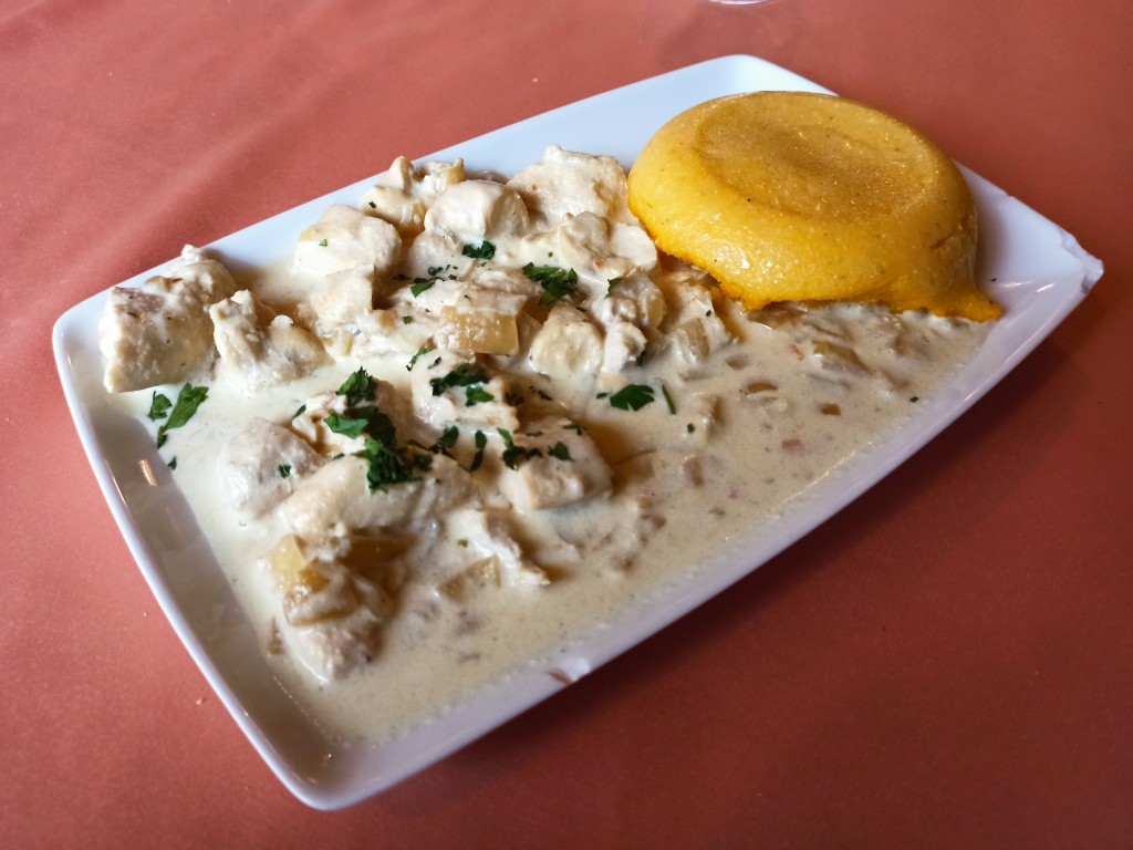 Chicken with mămăligă (Romanian polenta) Chicken with mămăligă (Romanian polenta)