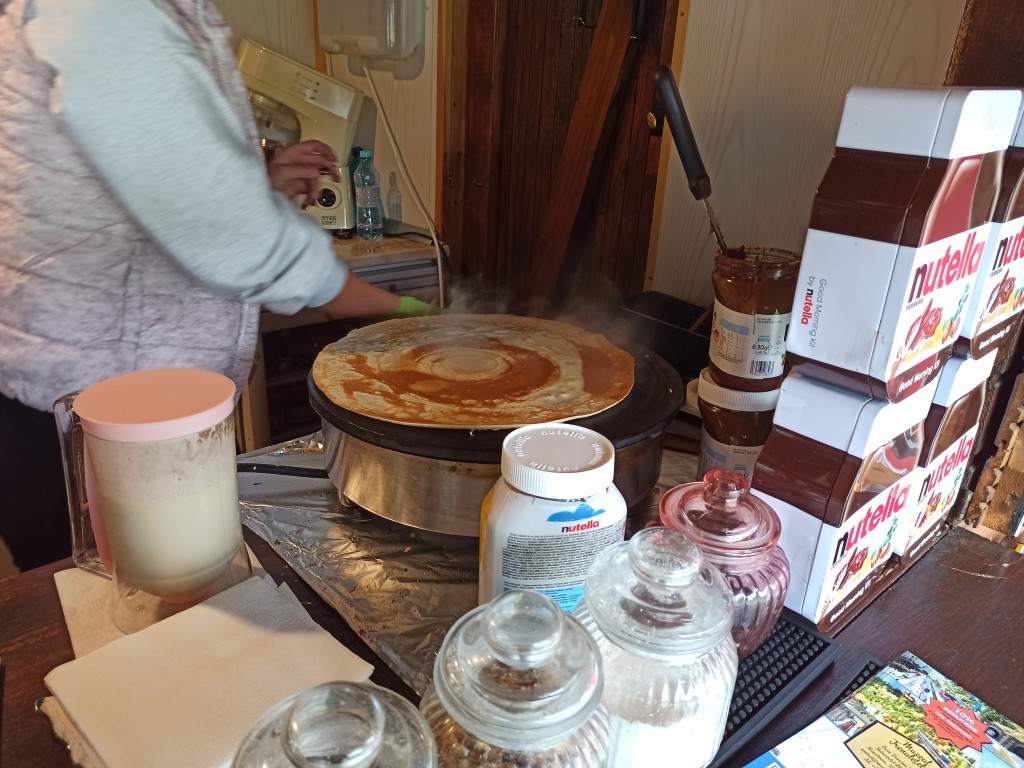 When almost ready, spread evenly Nutella on half of the pancake. Leave about 1,5-centimeter space from the edge.