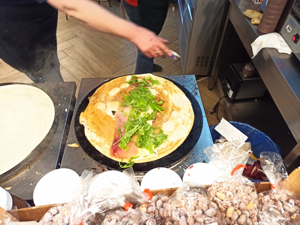 Take rucola and place it on the Parma ham. Take rucola and place it on the Parma ham.