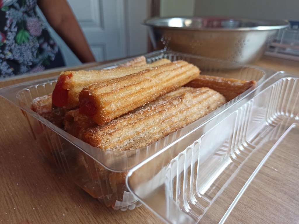 How to make traditional churros with dulce de leche filling? A step-by-step recipe