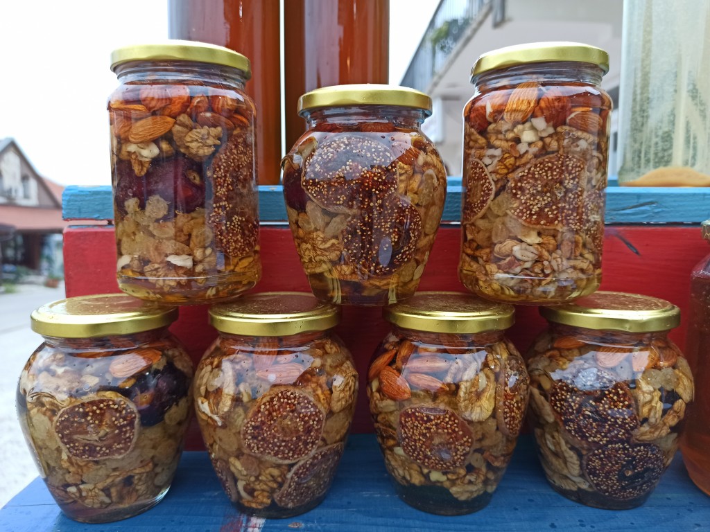 How to make a home-made honey with nuts? How to make a home-made honey with nuts?
