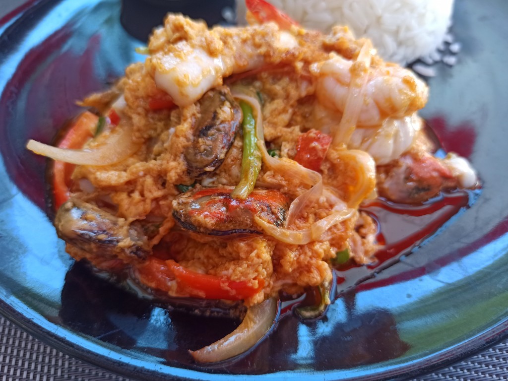 Stir-fried seafood in a yellow curry Stir-fried seafood in a yellow curry