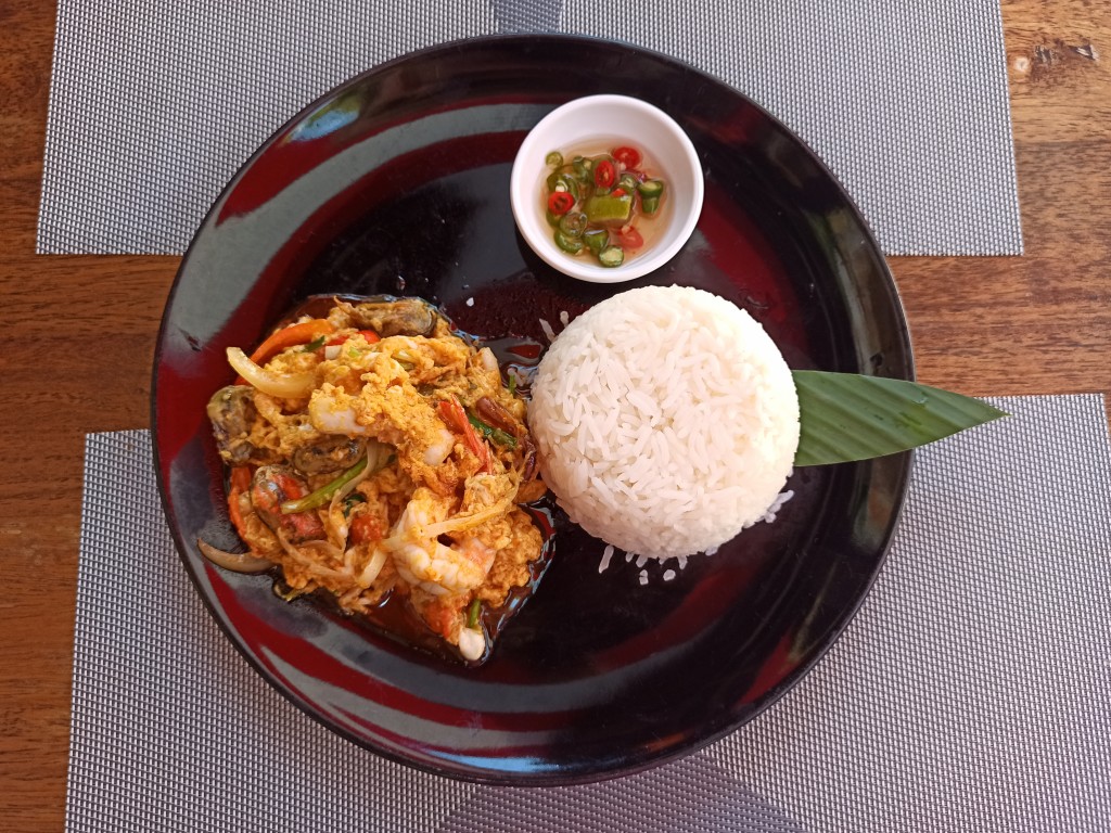 Stir-fried seafood in a yellow curry Stir-fried seafood in a yellow curry