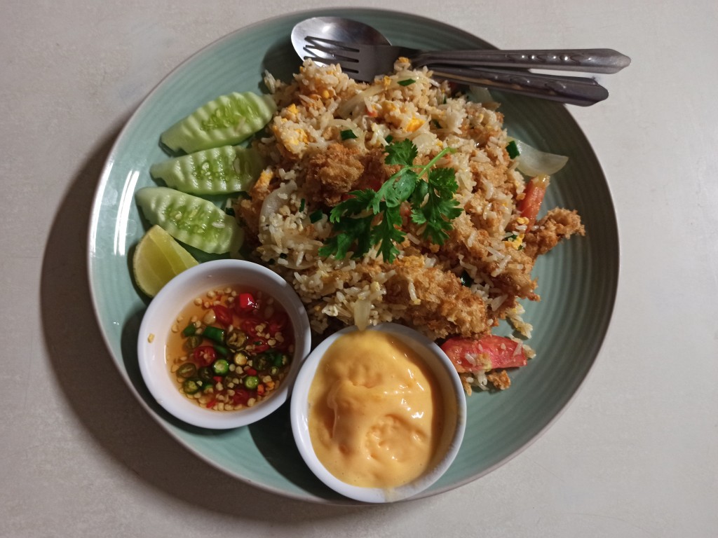 What to eat before a jungle trek in Thailand? 7 top breakfast sets before trekking in Thailand - Fried rice with chicken What to eat before a jungle trek in Thailand? 7 top breakfast sets before trekking in Thailand - Fried rice with chicken