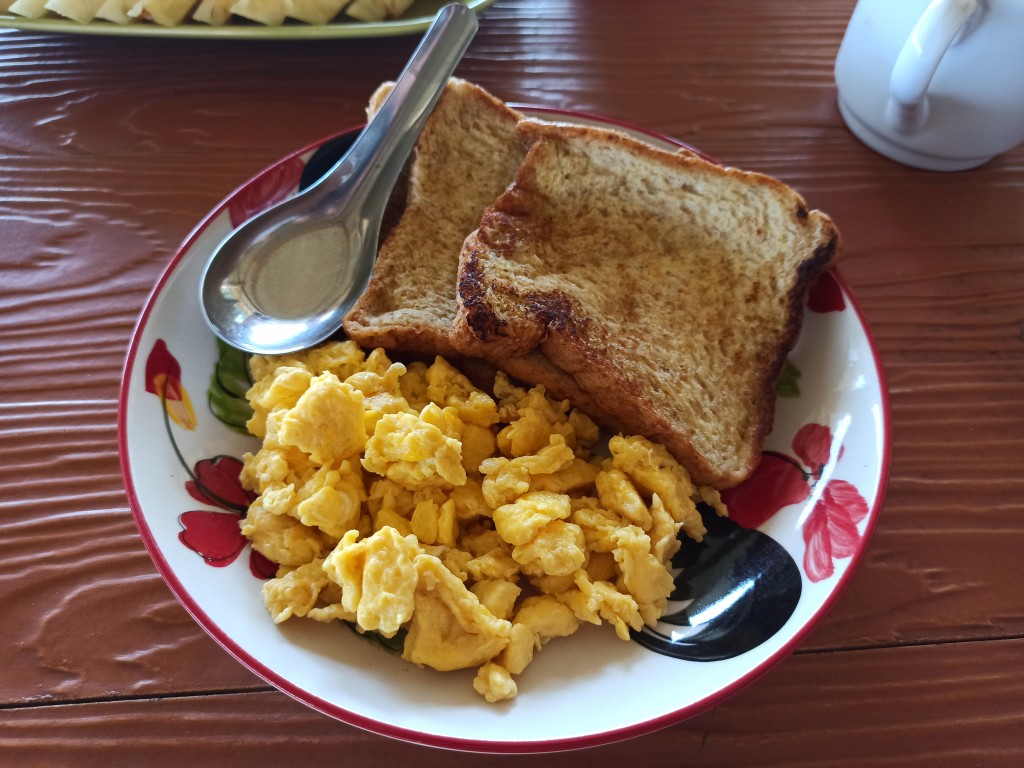Scrambled eggs and toasts