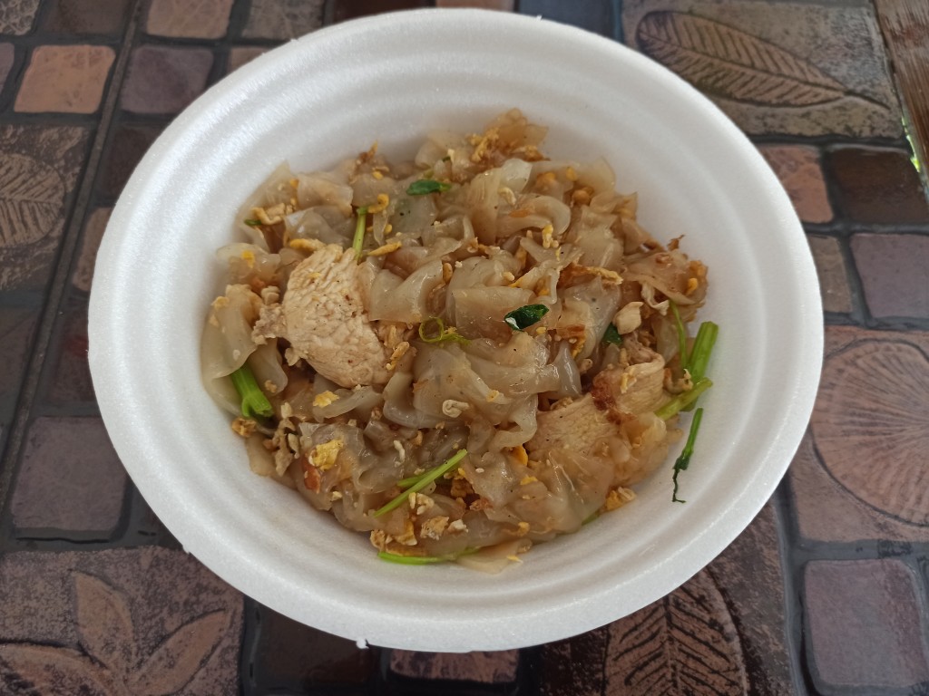 Fried rice noodles with pork and egg