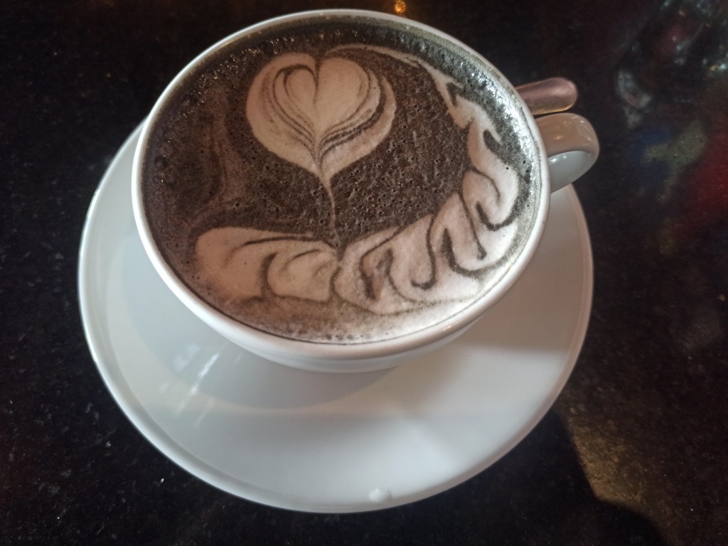 Cappuccino Nero con carbon activado in Saúl Bistro Cappuccino Nero con carbon activado in Saúl Bistro