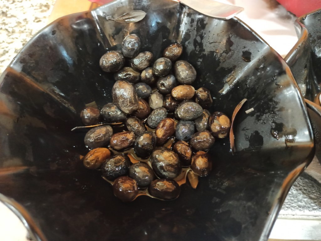 Black olives Black olives