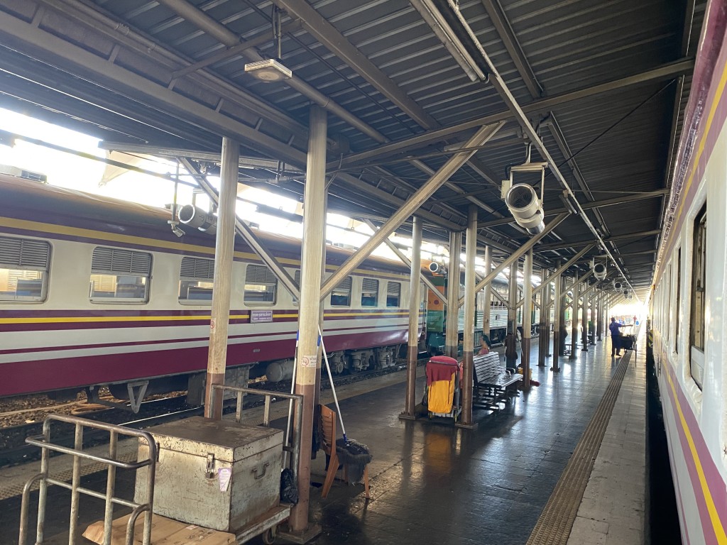 Recommended Train from Bangkok to Ayutthaya: Ordinary Train 201 Recommended Train from Bangkok to Ayutthaya: Ordinary Train 201