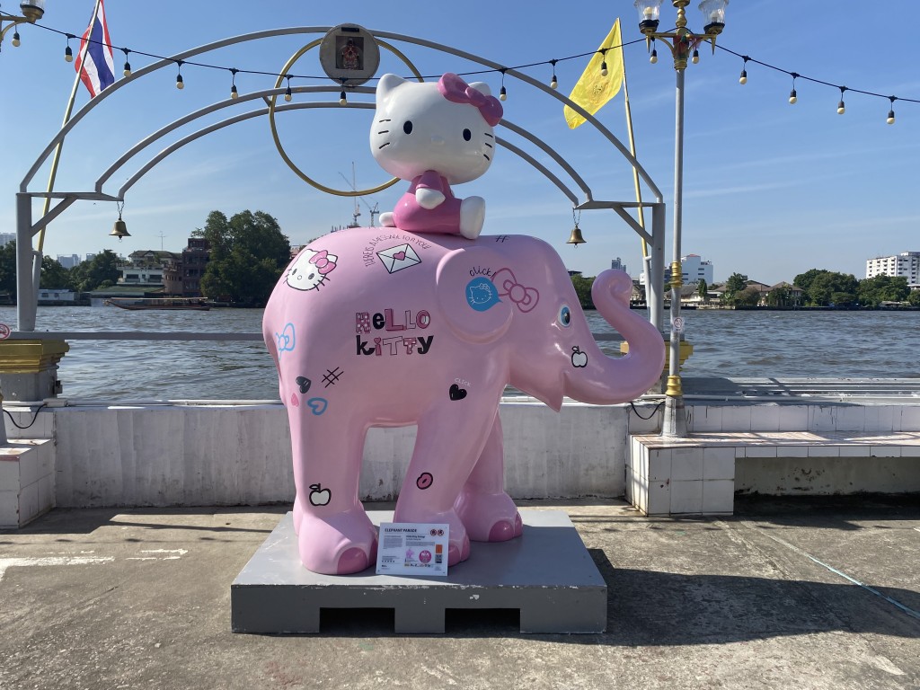 18. Hello Kitty Sitting 18. Hello Kitty Sitting