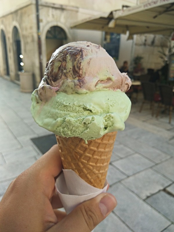 Kinder Bueno and pistachio ice creams Kinder Bueno and pistachio ice creams